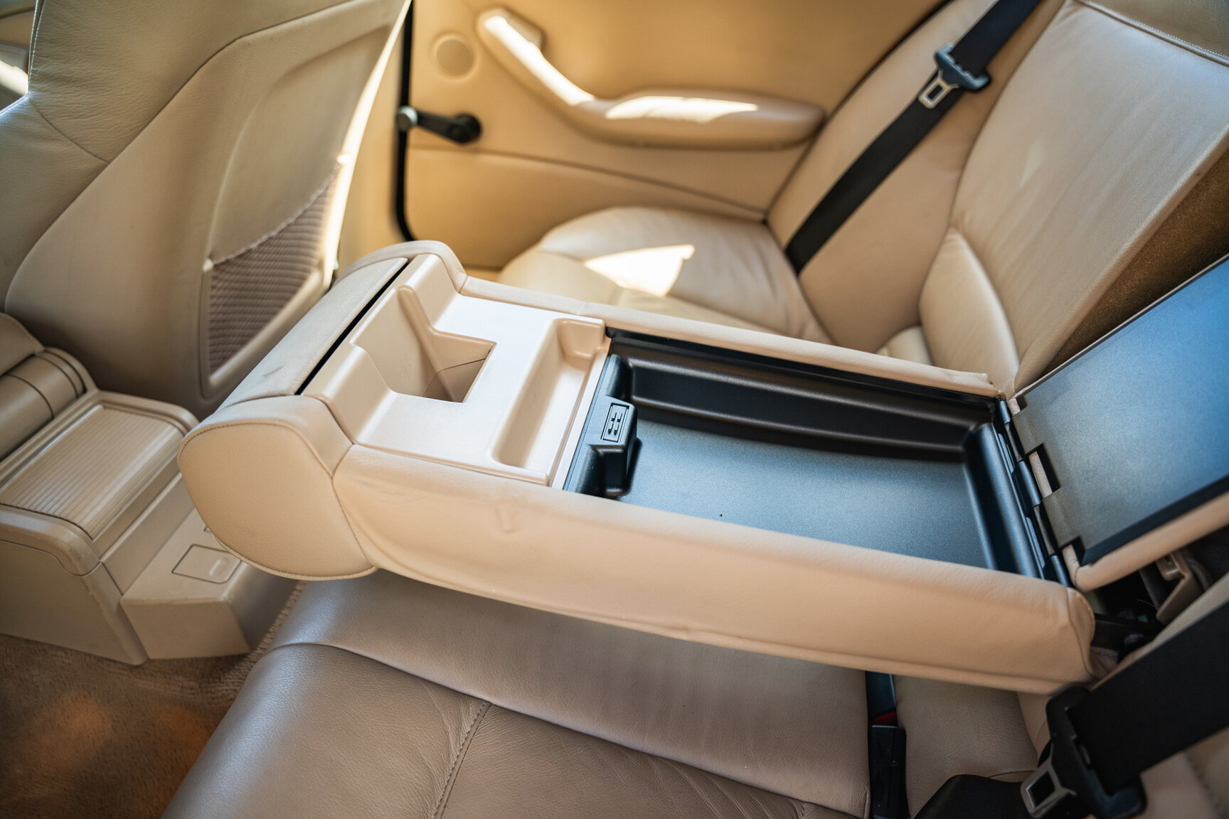 Interior image of 2003 BMW 320i Touring