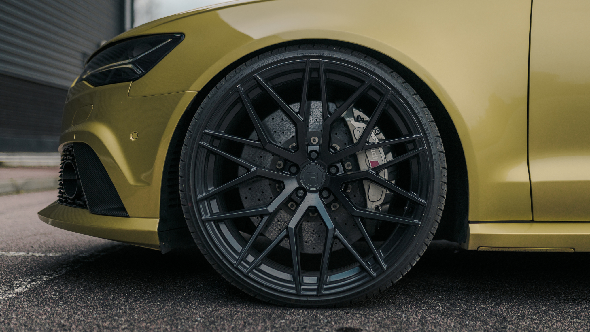 Exterior image of 2016 Audi RS6 Avant Exclusive (17)