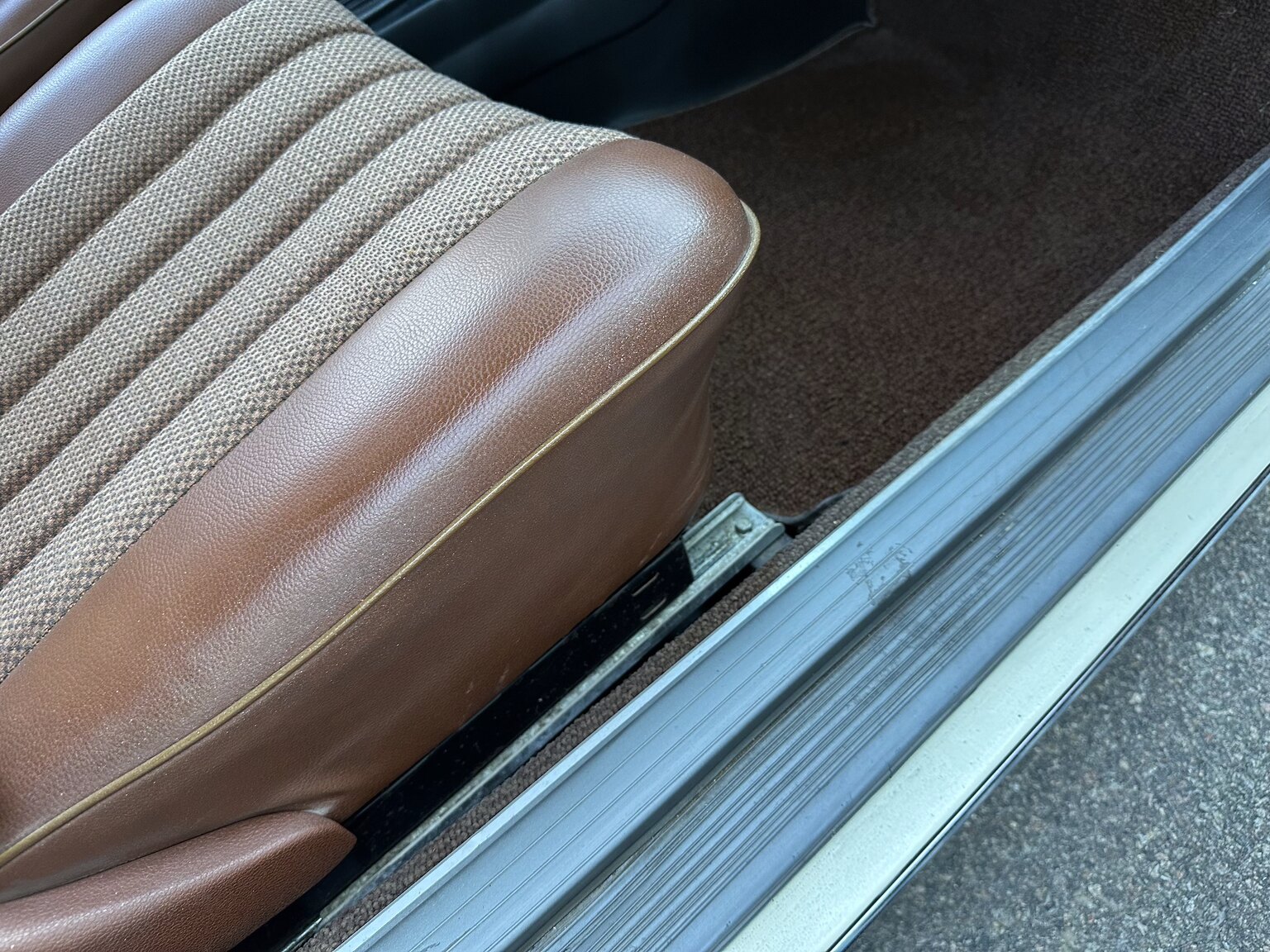 Interior image of 1974 Mercedes Benz 230.6