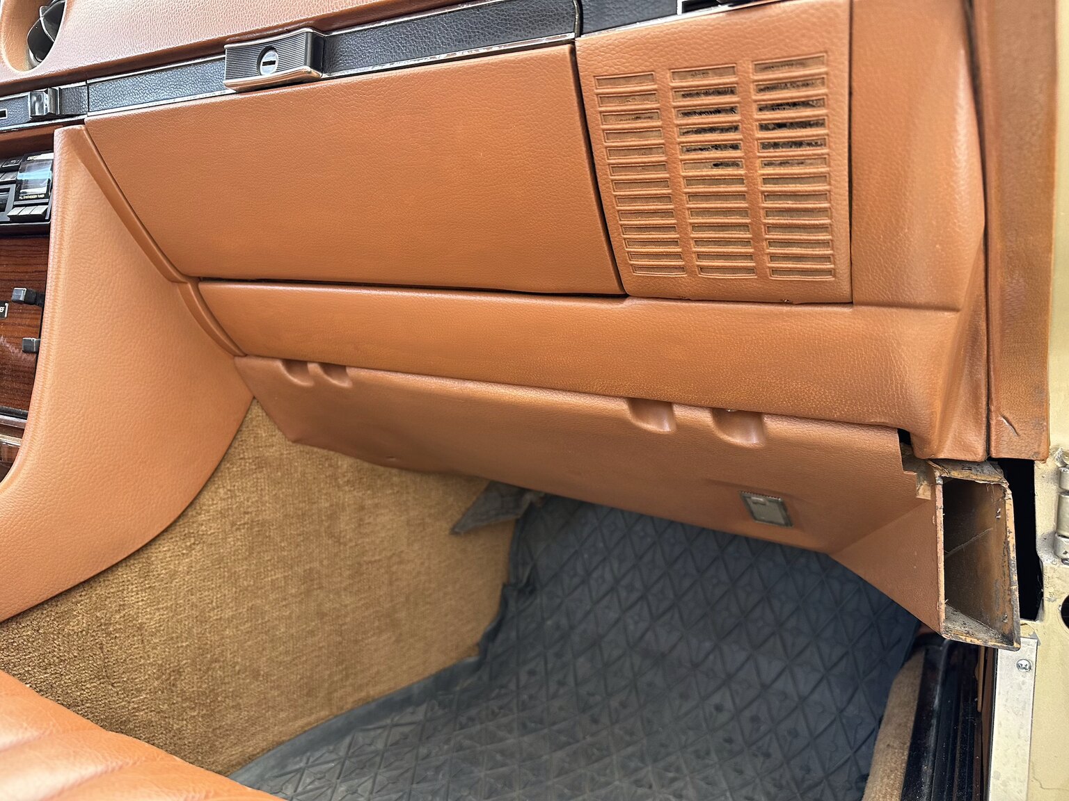 Interior image of 1974 Mercedes benz 450 SL