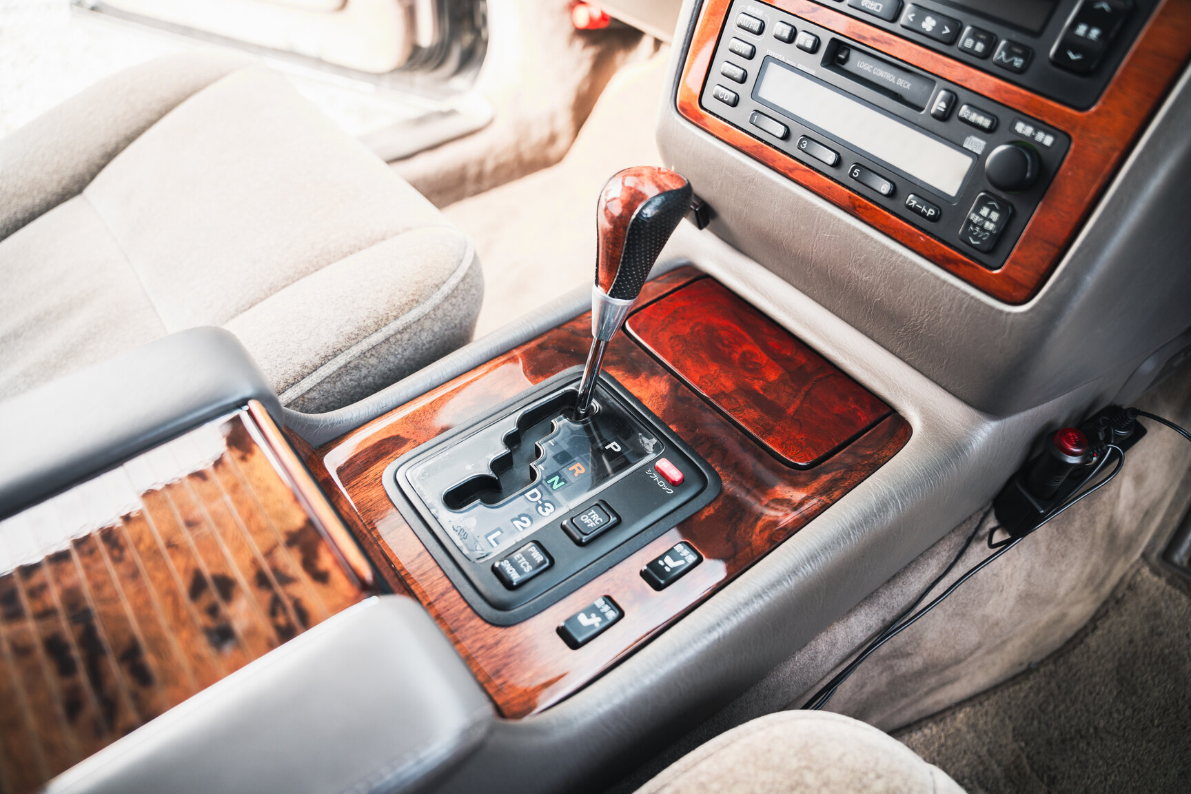 Innenraumfoto von 2000 Toyota Century