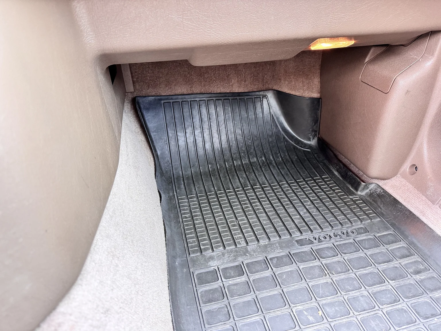 Interior image of 1998 Volvo S90 3.0 (48)