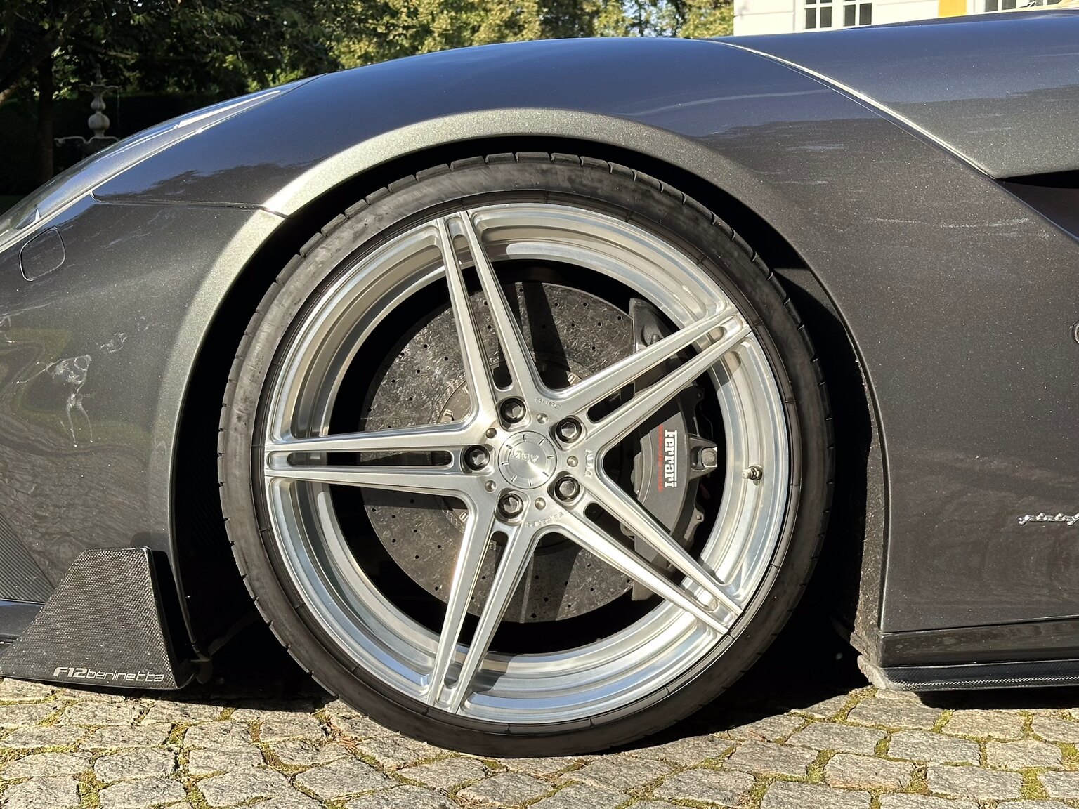 Exteriörbild på 2013 Ferrari F12 Berlinetta