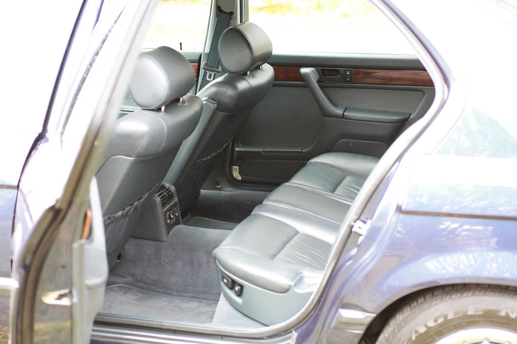 Interior image of 1989 BMW 750iL (72)