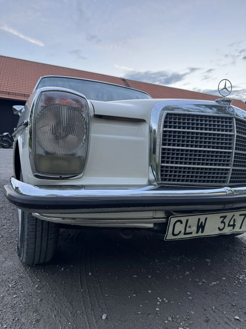 Exterior image of 1972 Mercedes-Benz 200 (38)