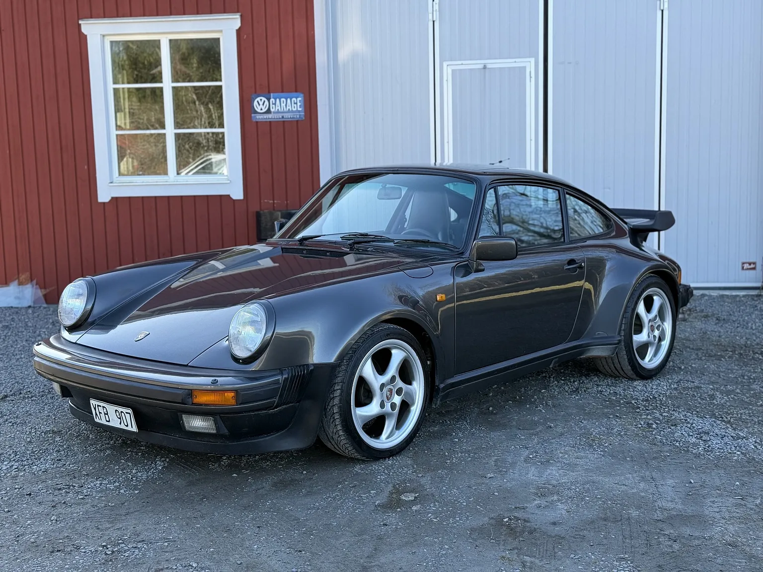 Exterior image of 1989 Porsche 911 / 930 3.3 Turbo 5-speed (88)
