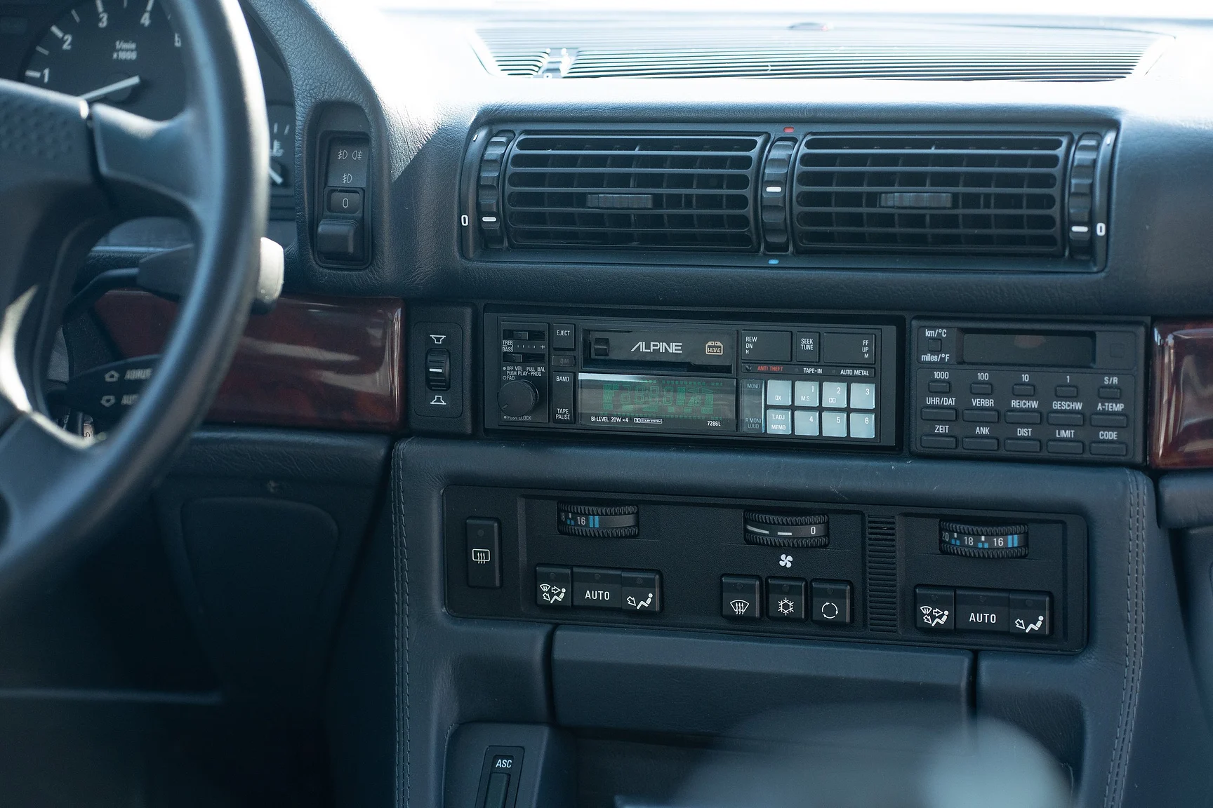Innenraumfoto von 1989 BMW 750iL (2)