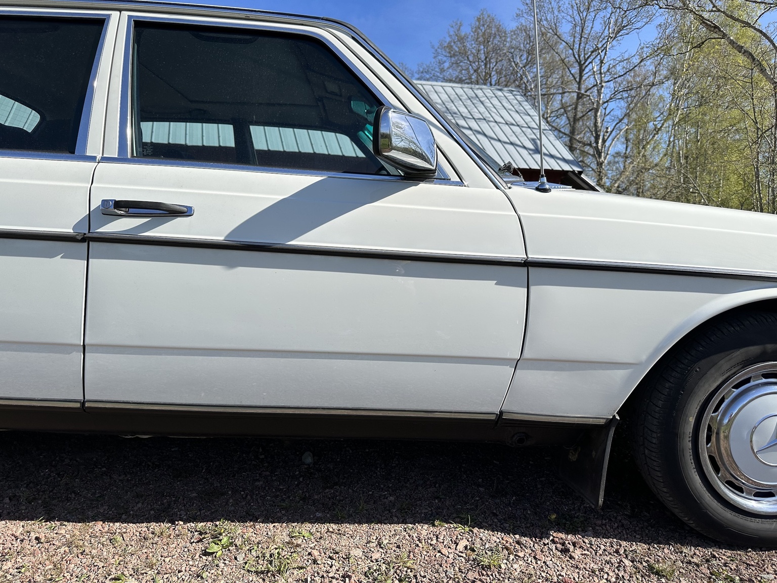 Exterior image of 1985 Mercedes-Benz 200
