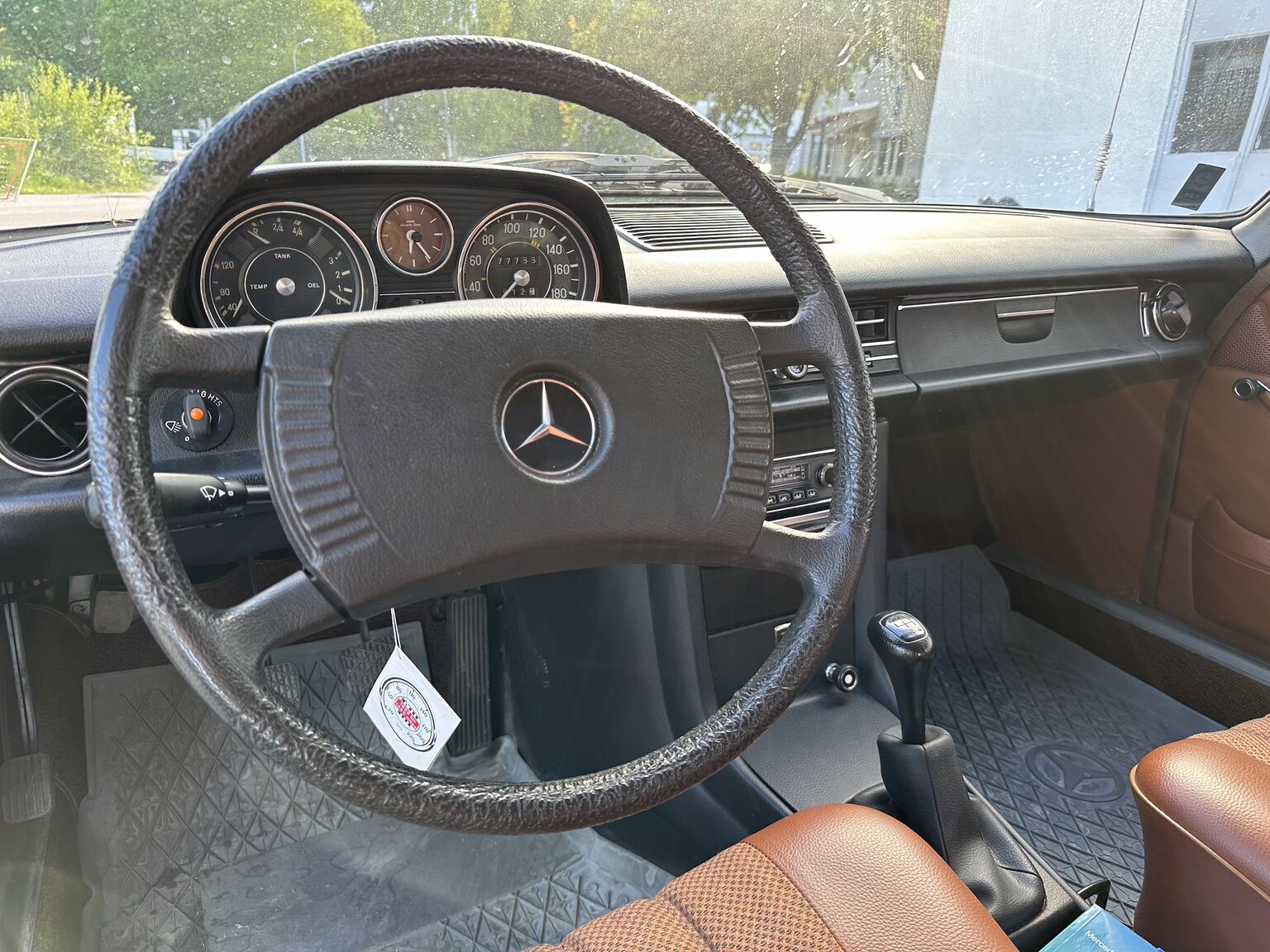 Interiörbild 1975 Mercedes Benz 200