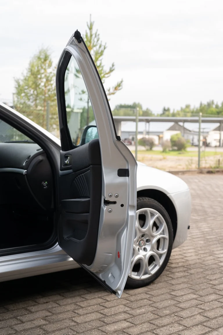 Innenraumfoto von 2008 Alfa Romeo 159 Q4 Sportwagon (13)