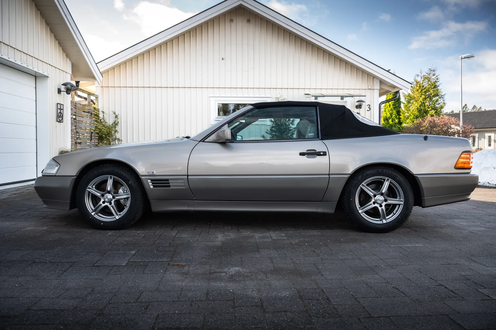 Exterior image of 1991 Mercedes-Benz 500 SL (11)
