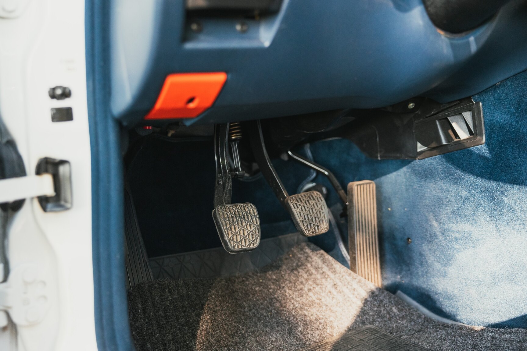 Innenraumfoto von 1987 Mercedes-Benz 230E