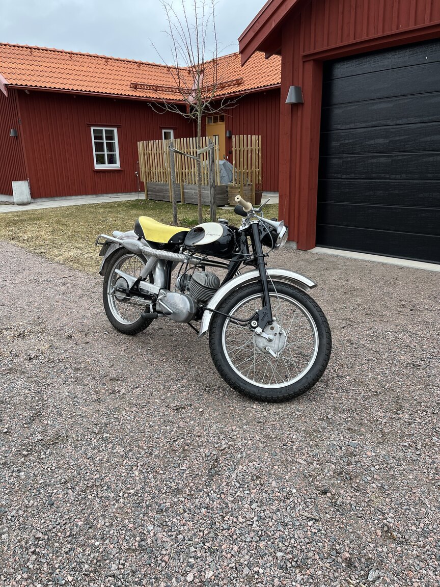 Exteriörbild på 1958 Husqvarna 283 "Guldpilen"