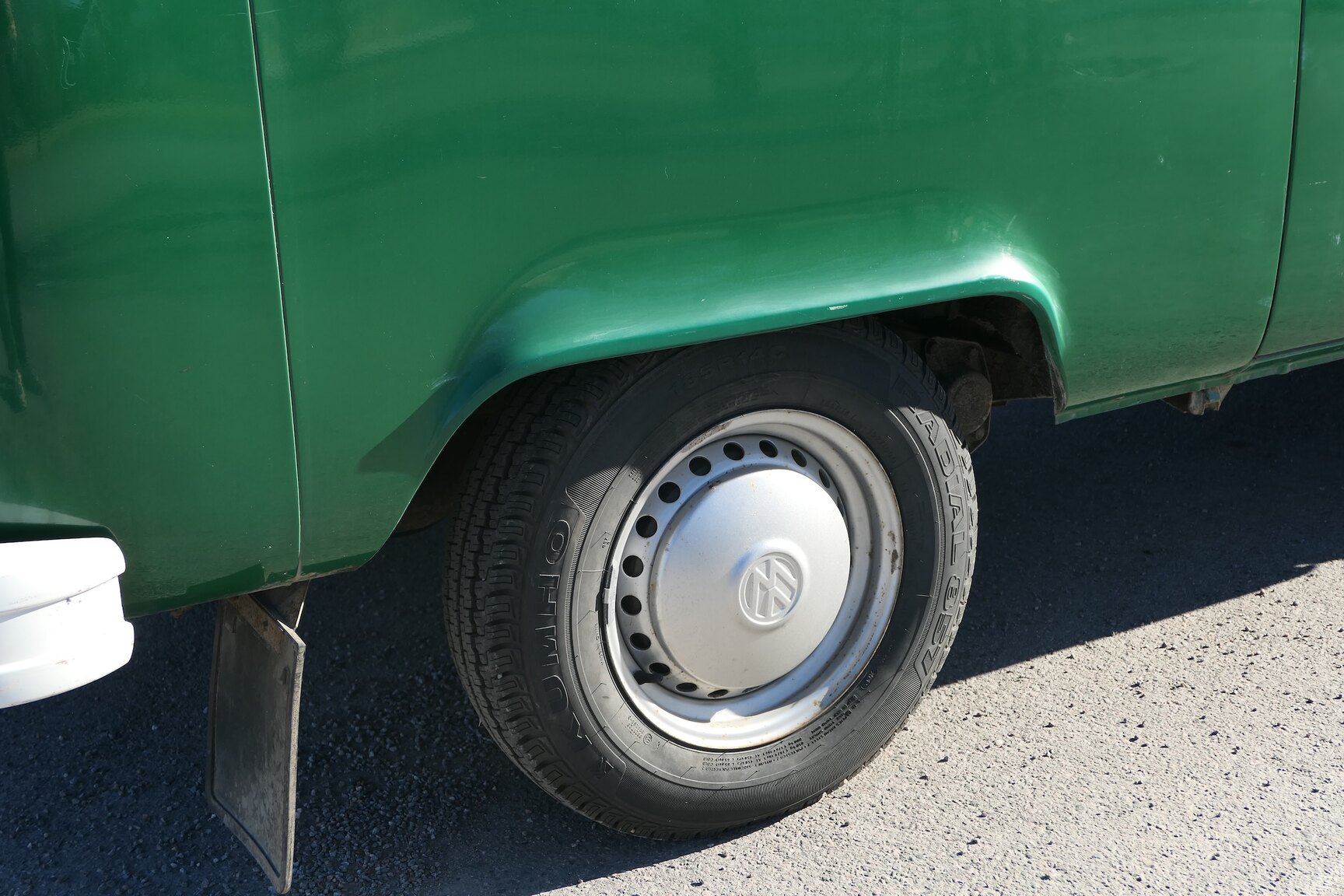 Exteriörbild på 1975 Volkswagen Transporter 1600 Minibuss