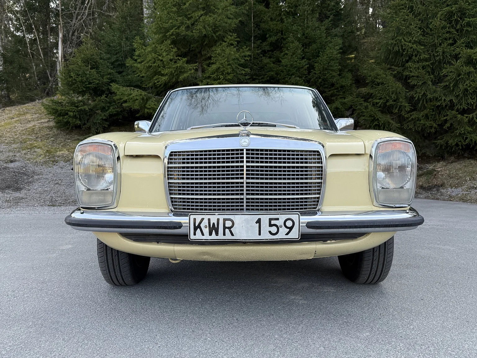 Exteriörbild på 1974 Mercedes-Benz 230 Automatic (10)