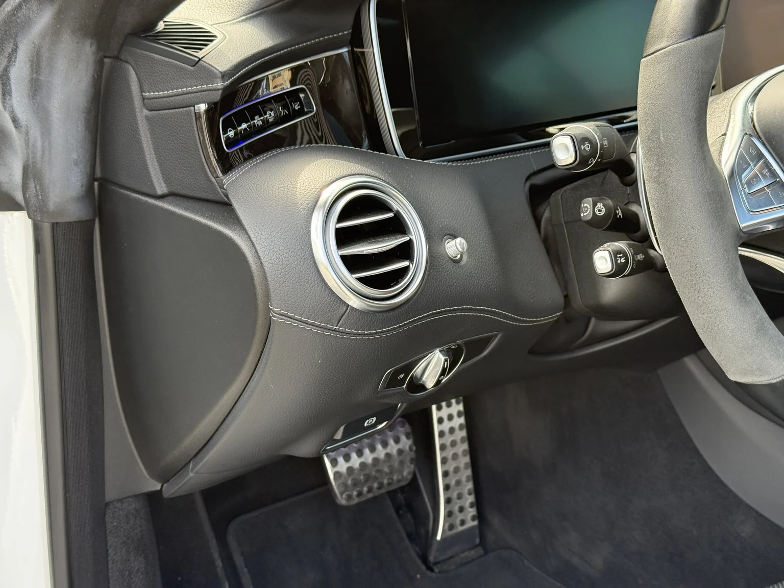 Innenraumfoto von 2016 Mercedes-Benz S 63 AMG 4MATIC (9)