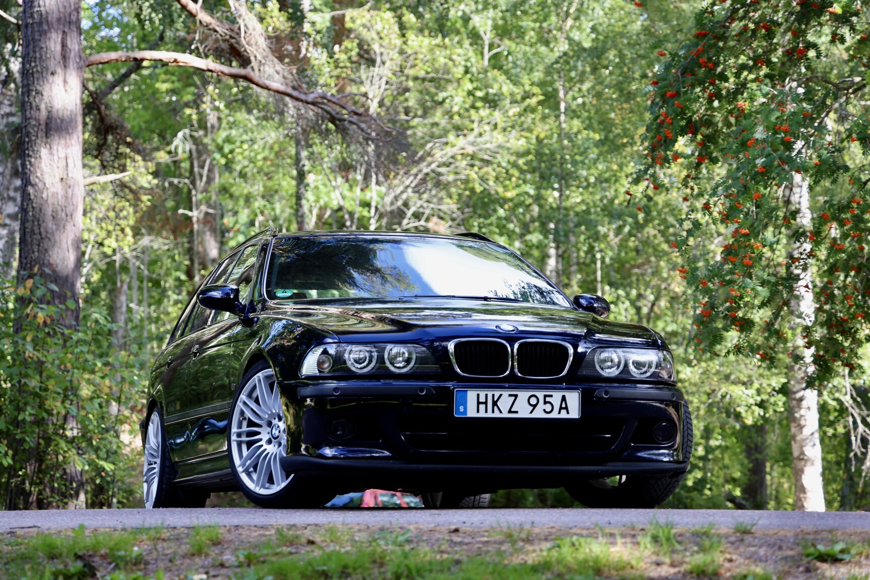 Exterior image of 2003 BMW 540i Touring