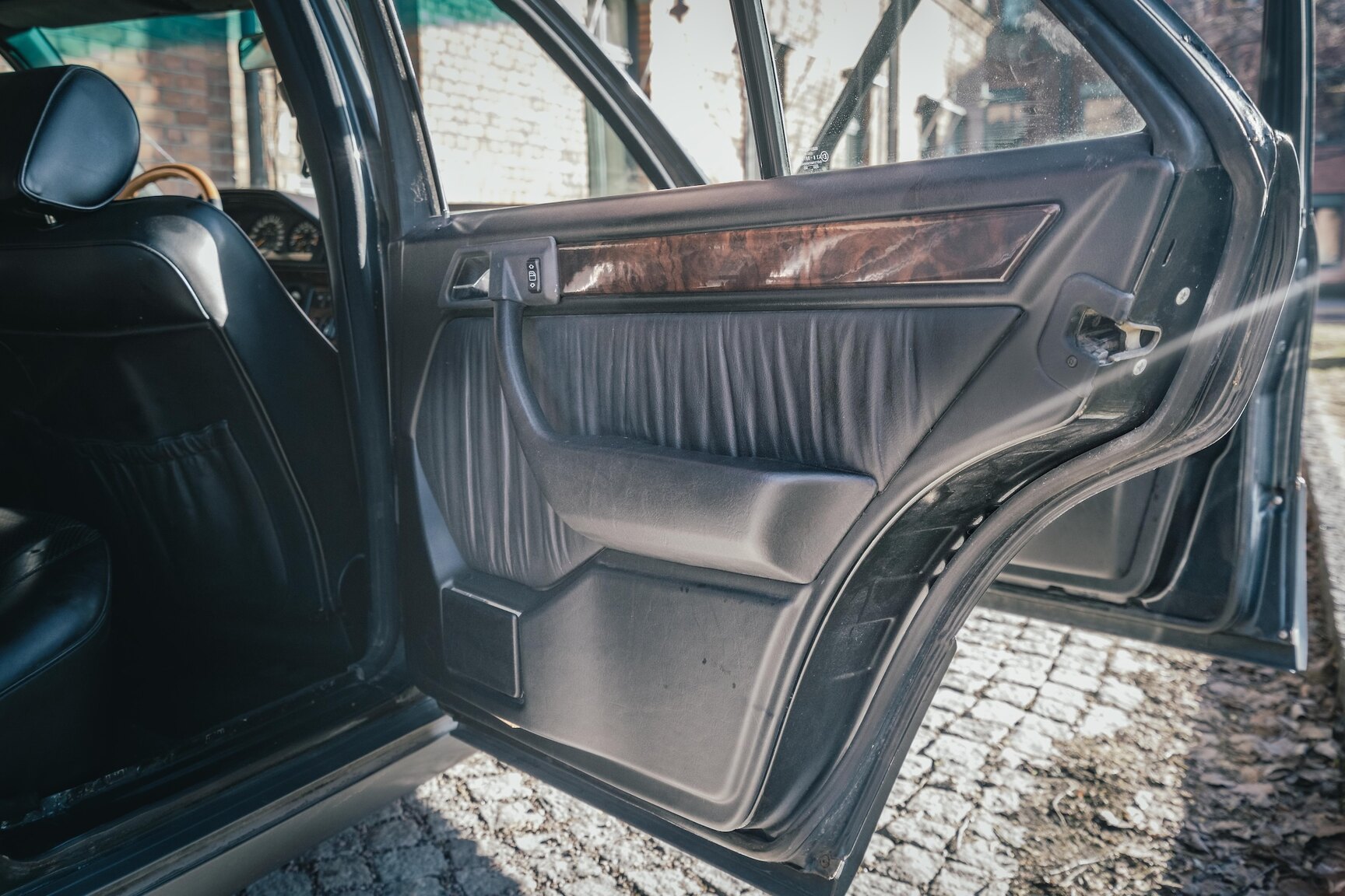 Interior image of 1991 Mercedes-Benz 300E-24 (25)