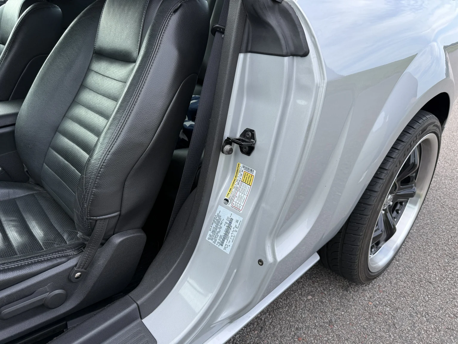 Innenraumfoto von 2006 Ford Mustang GT (28)