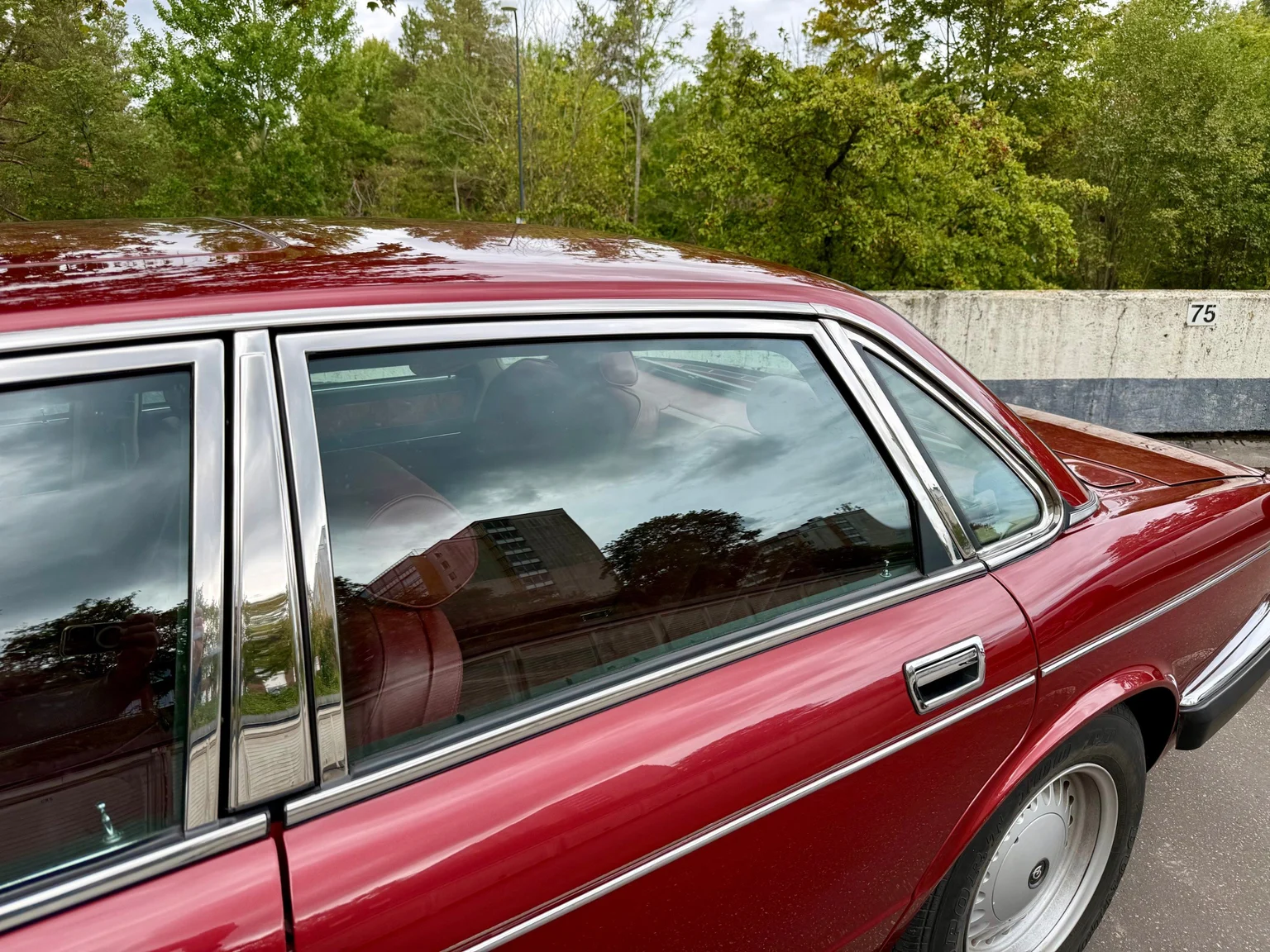 Exteriörbild på 1988 Daimler Six (20)