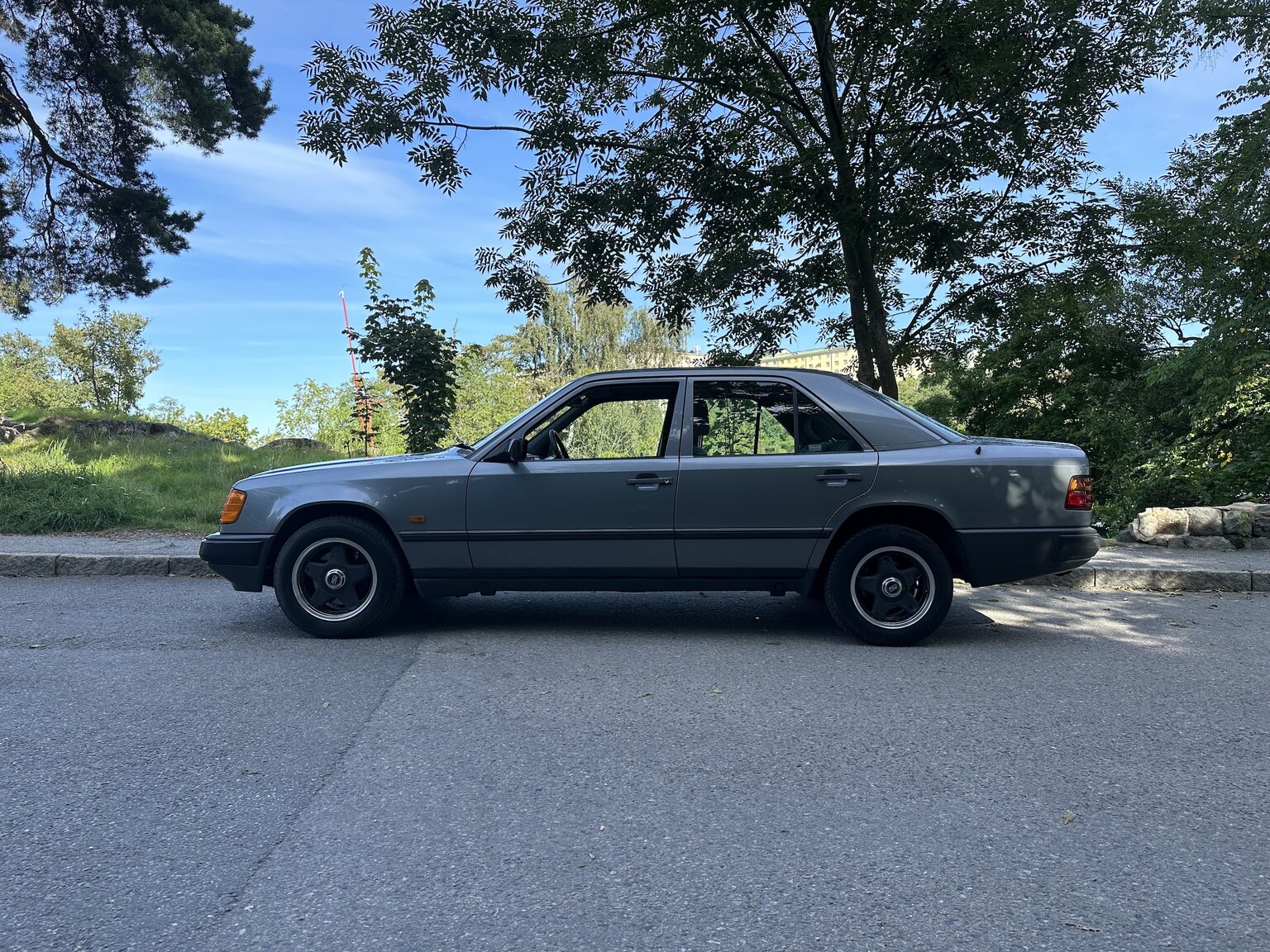 Exteriörbild på 1989 Mercedes-Benz 230E