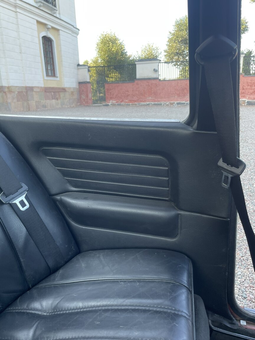 Interior image of 1987 BMW 320i