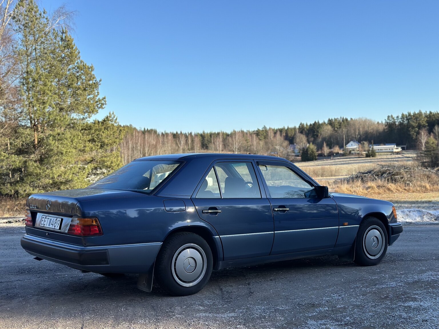 Exterior image of 1991 Mercedes-Benz 230 E 