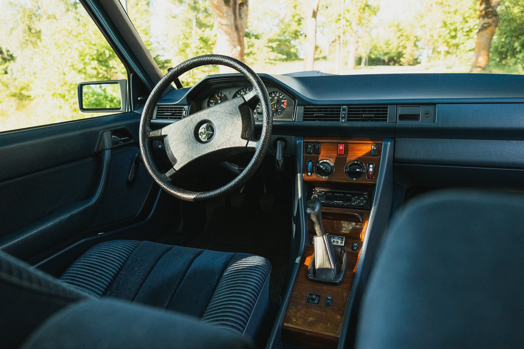 Interior image of 1987 Mercedes-Benz 230E (22)