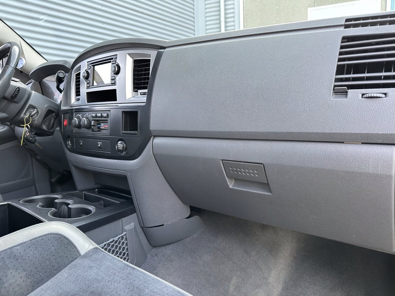 Innenraumfoto von 2006 Dodge Ram SRT10
