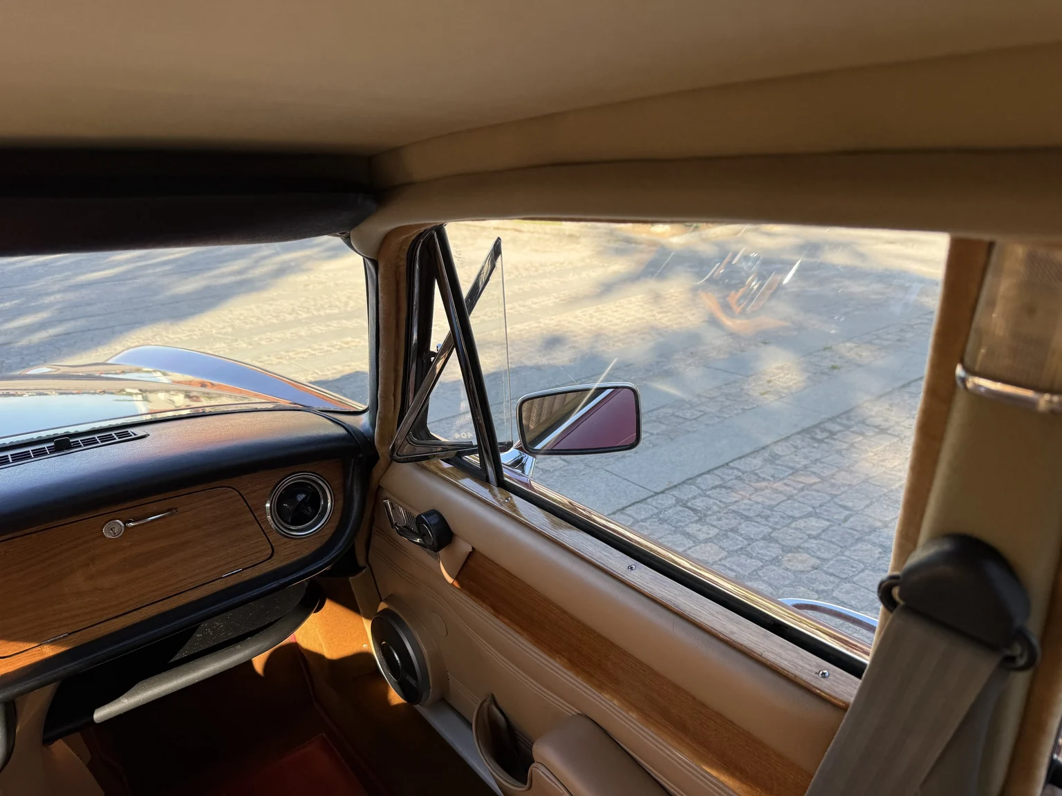 Interior image of 1970 Jaguar XJ12 Performance (31)