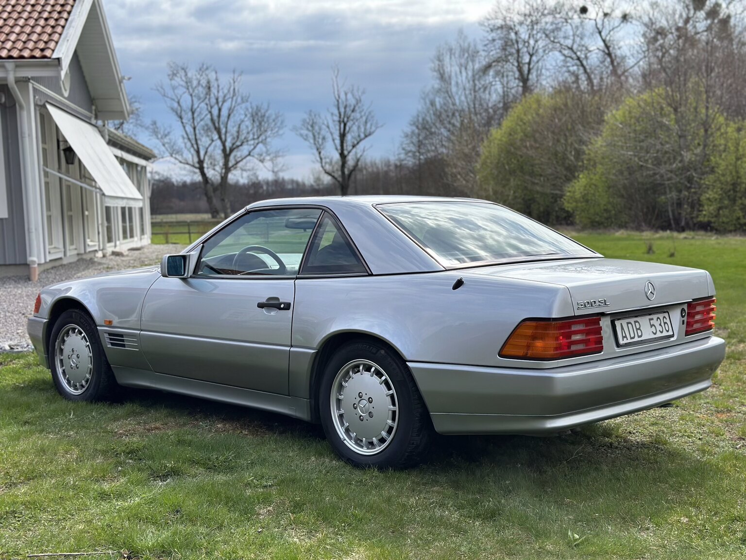 Exterior image of 1992 Mercedes-Benz SL 500