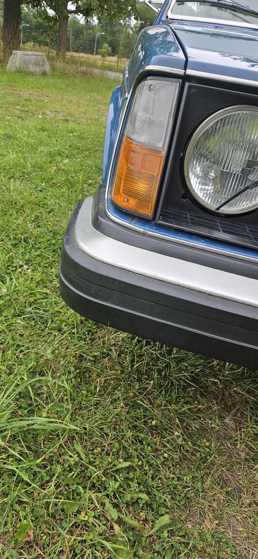 Exterior image of 1977 Volvo 242