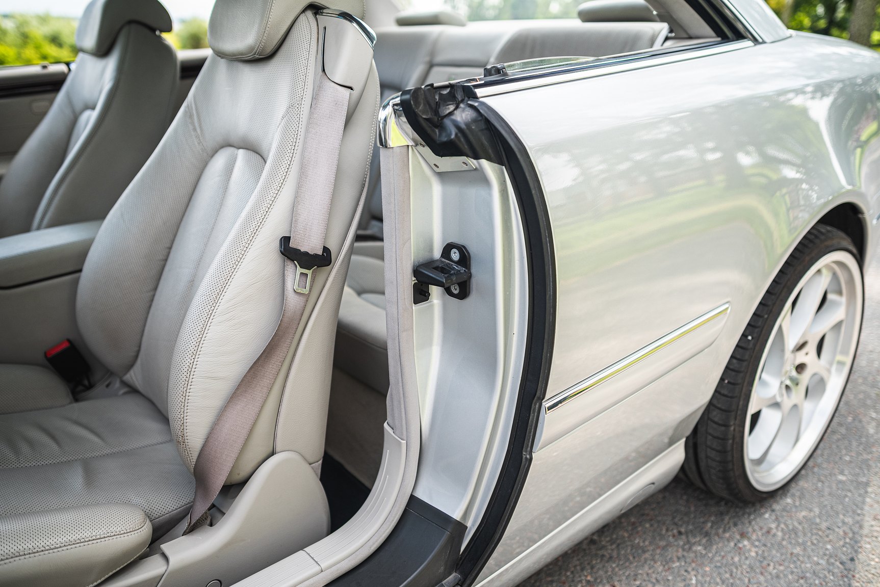 Interior image of 2000 Mercedes-Benz CL 500