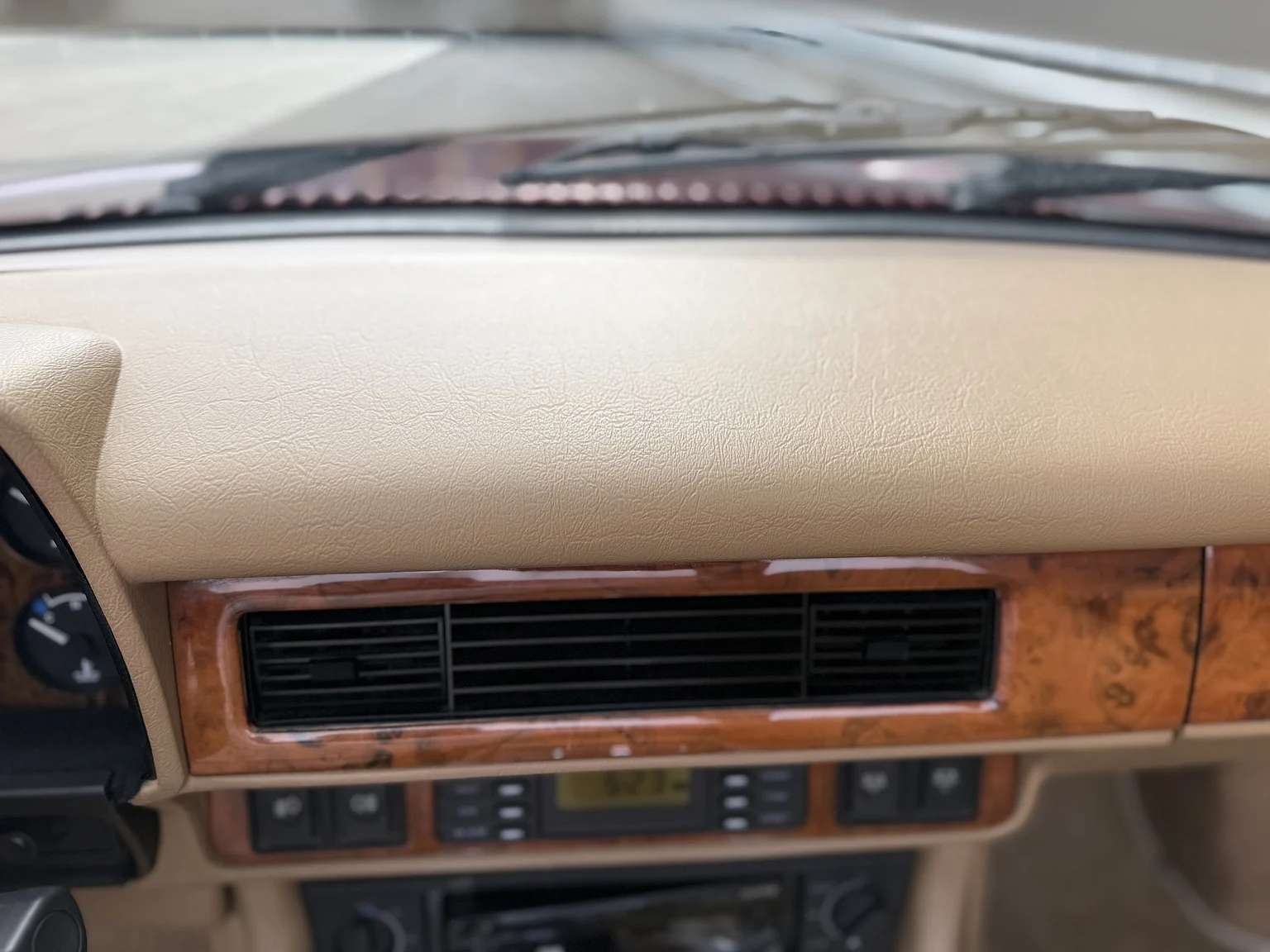 Interior image of 1993 Jaguar XjS Cabriolet (15)