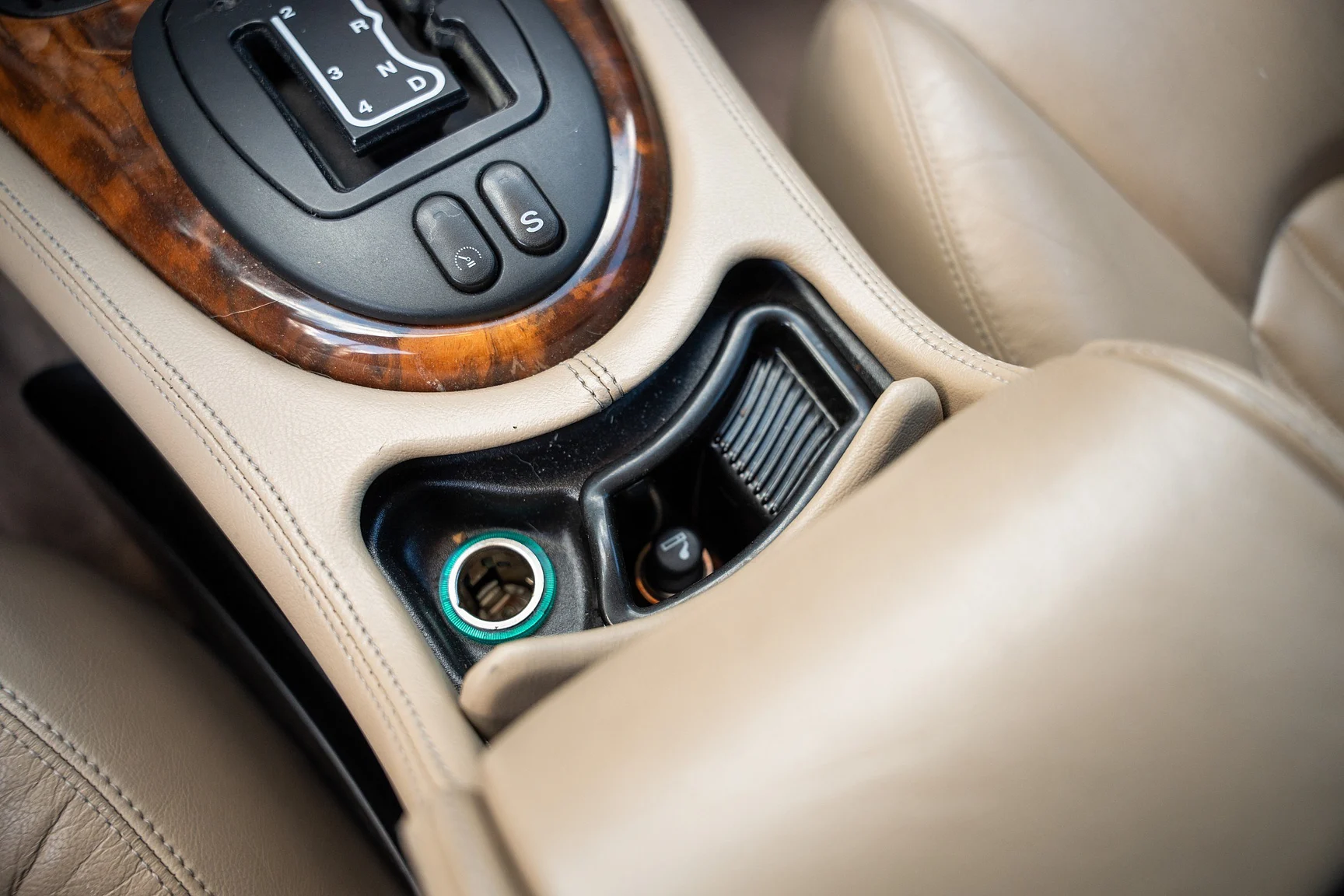 Innenraumfoto von 1999 Jaguar XKR - NO RESERVE (39)