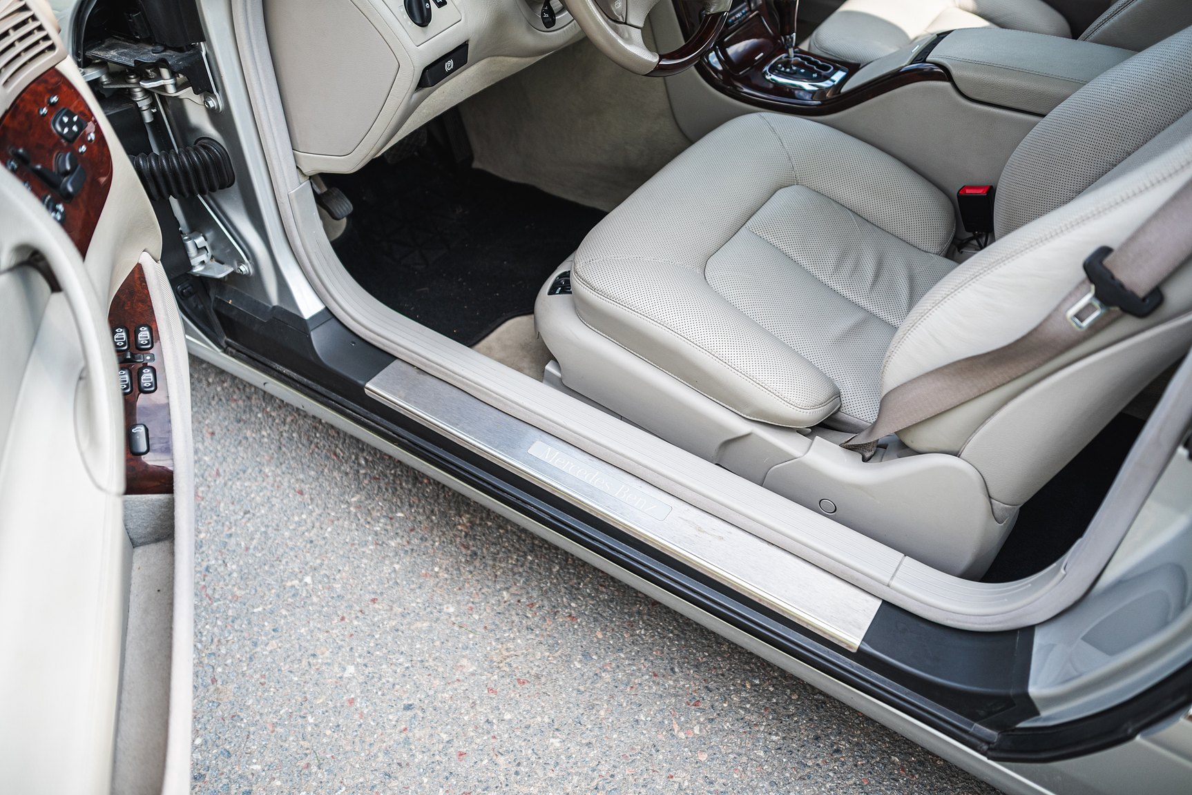 Interior image of 2000 Mercedes-Benz CL 500