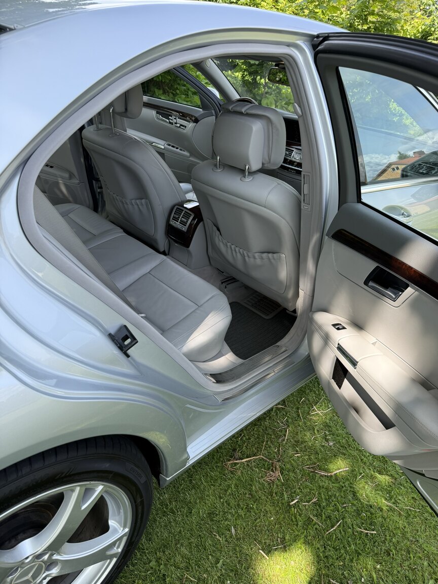 Interior image of 2011 Mercedes-Benz S 500 4MATIC 