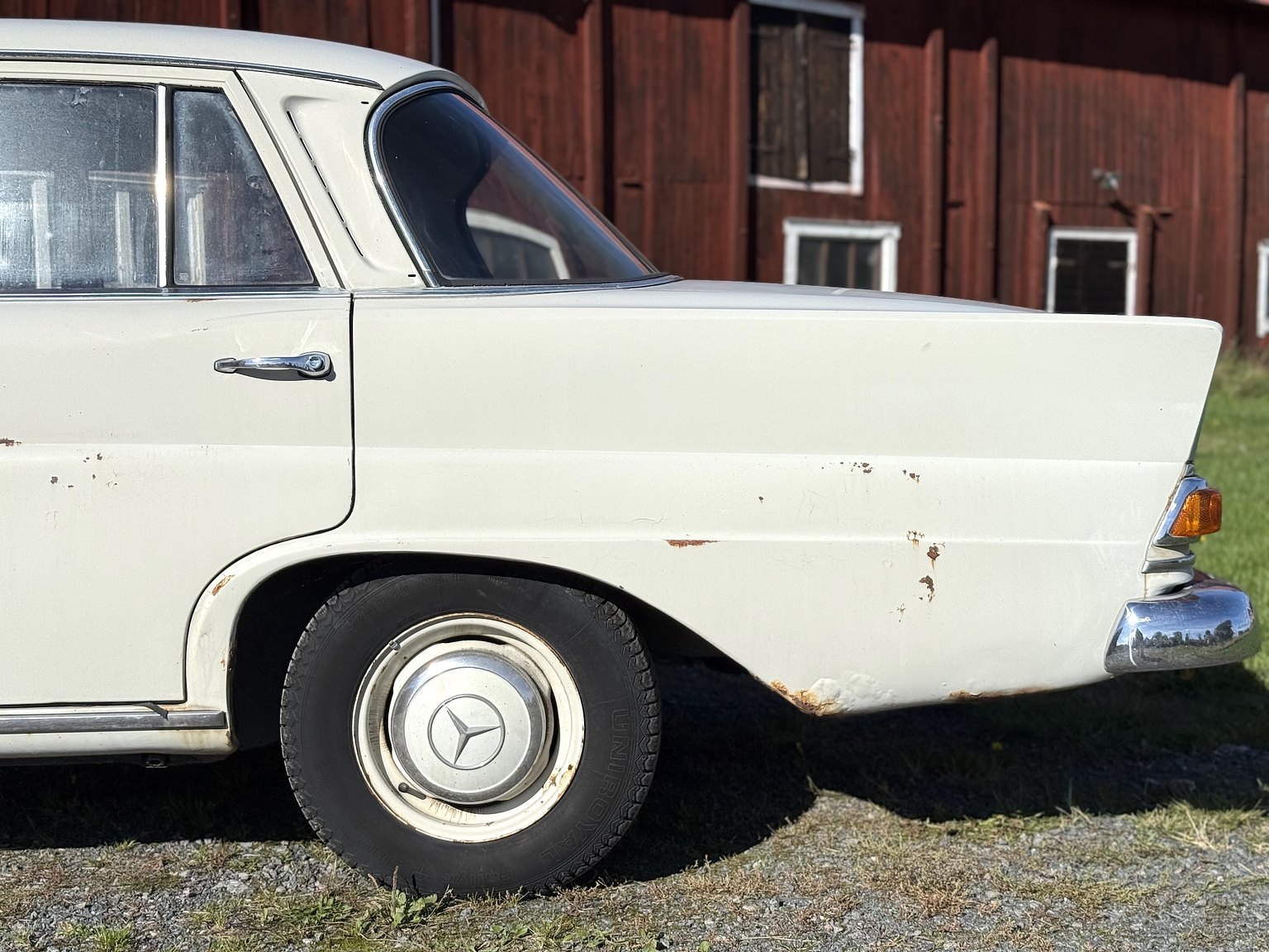 Exteriörbild på 1967 Mercedes-Benz 200