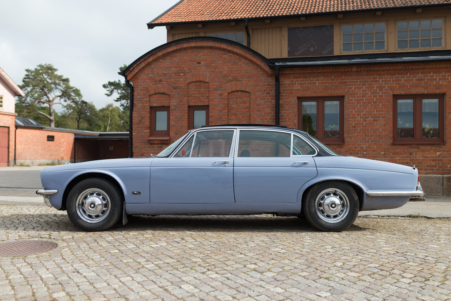 Aussenfoto 1975 JAGUAR XJ6  (4)