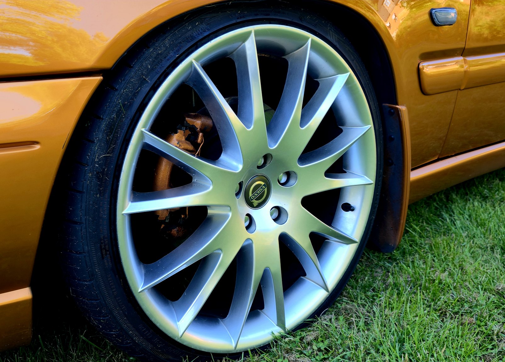 Exterior image of 1998 Volvo V70 R 2.3 T Automatisk