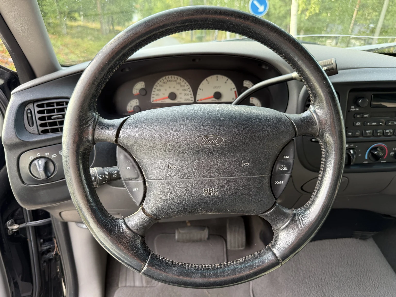 Interior image of 2002 Ford F-150 SVT Lightning (16)