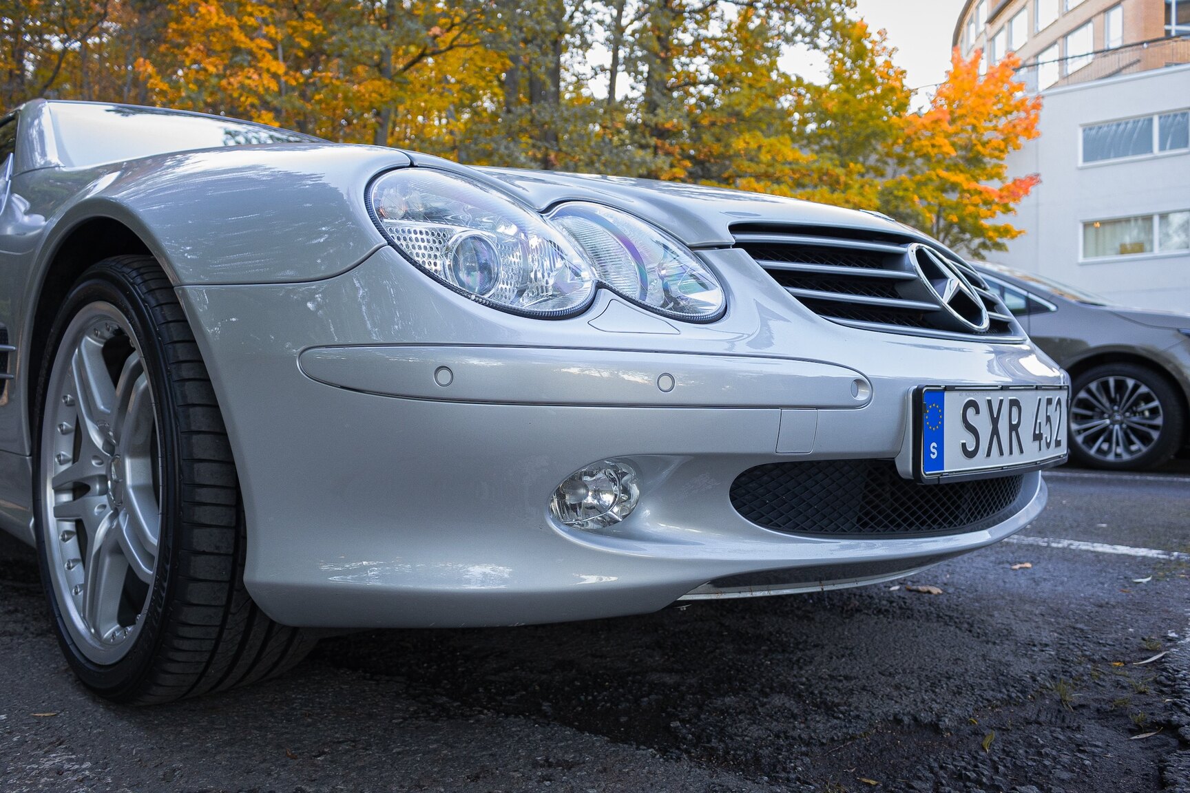 Exterior image of 2002 Mercedes-Benz SL 500