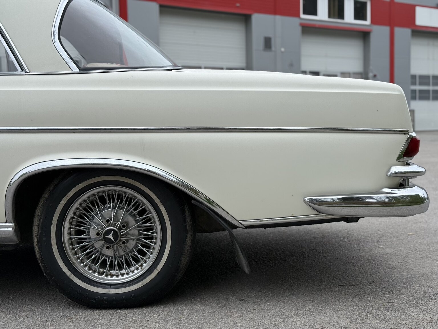 Exteriörbild på 1963 Mercedes-Benz 220 SE