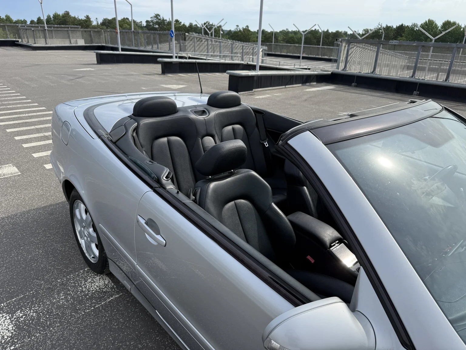 Exterior image of 2001 MERCEDES-BENZ CLK 230 Kompressor Cabriolet (25)
