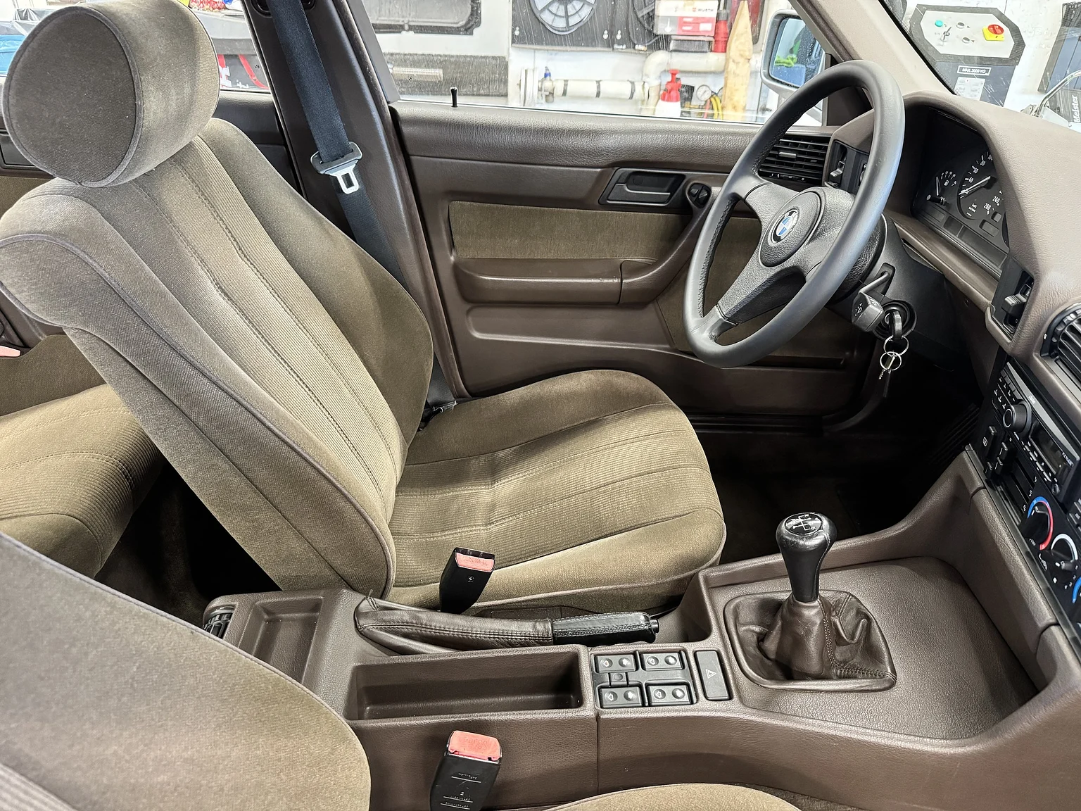 Interior image of 1988 BMW 535i - NO RESERVE (5)