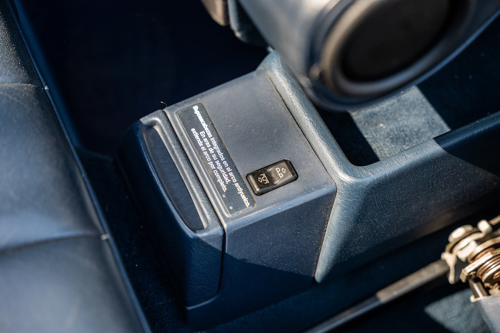 Innenraumfoto von 1993 Mercedes-Benz 300 CE-24 Cabriolet (48)