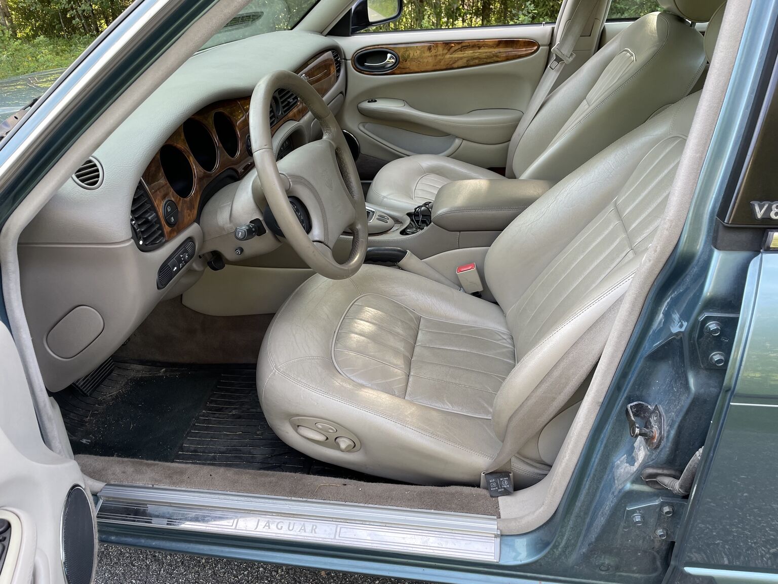 Innenraumfoto von 1998 Jaguar XJ8 Sovereign (39)