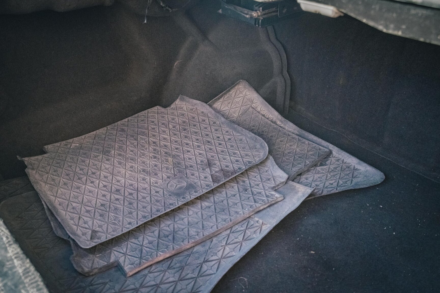 Interior image of 1991 Mercedes-Benz 300E-24 (50)