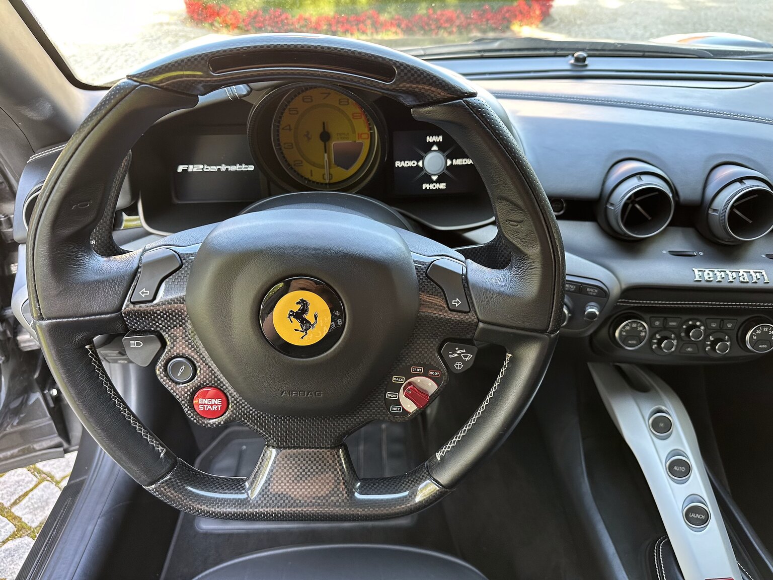 Innenraumfoto von 2013 Ferrari F12 Berlinetta