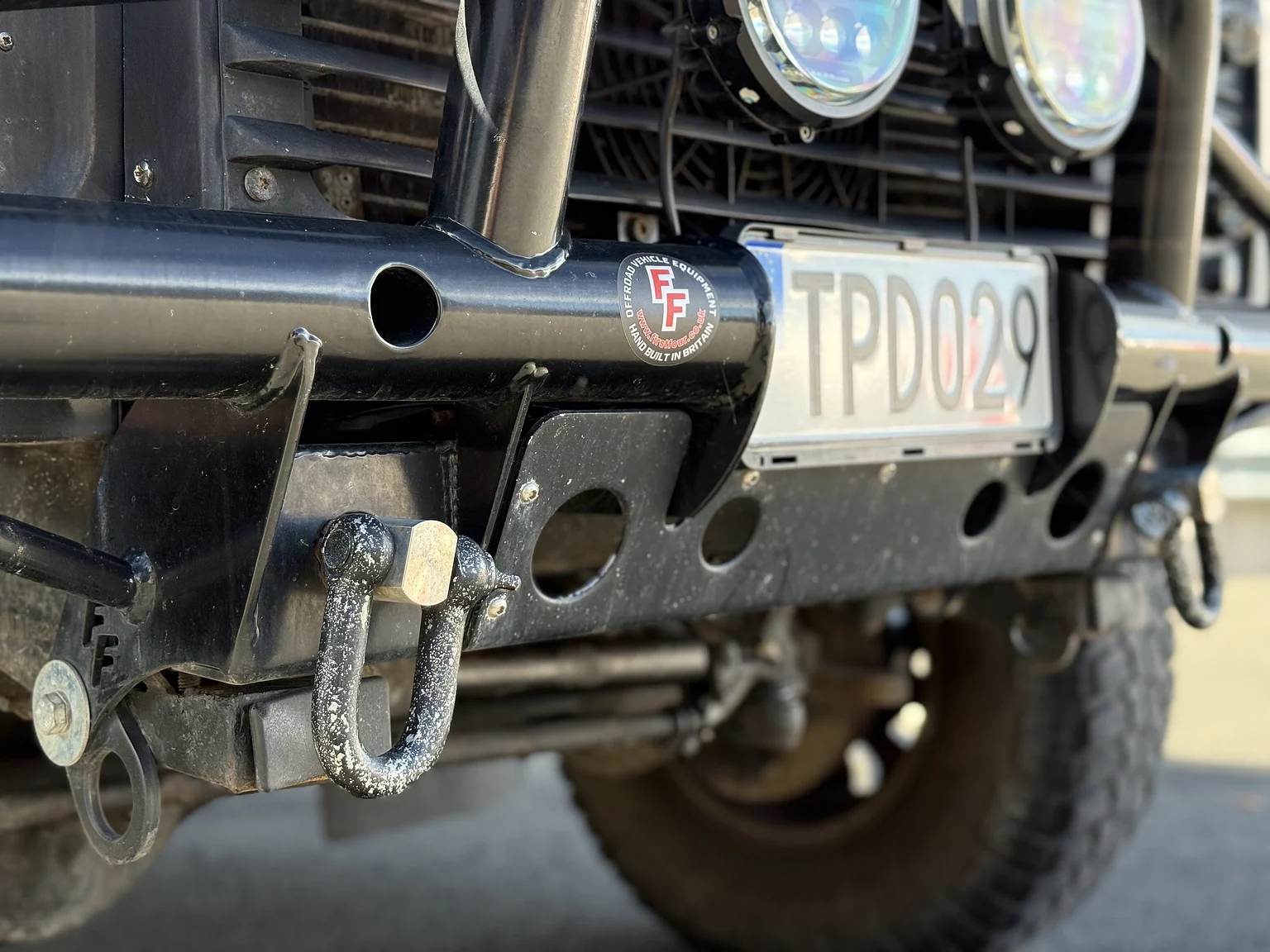 Exteriörbild på 2000 Land Rover Defender 110 Tomb Raider (25)